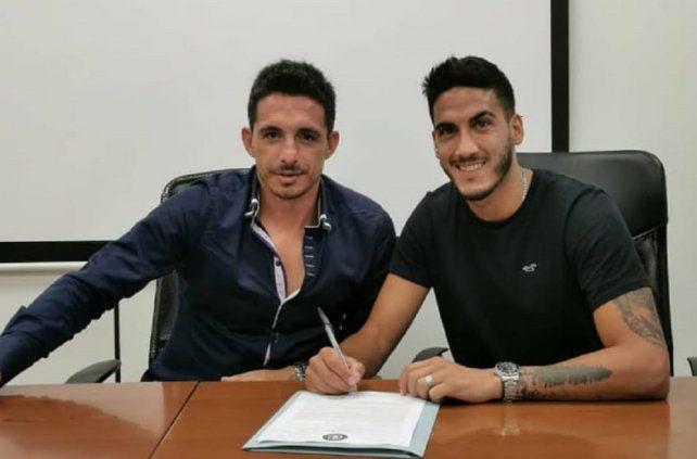 el-oriundo-segui-nicolas-musso-firmando-contrato-su-nuevo-club